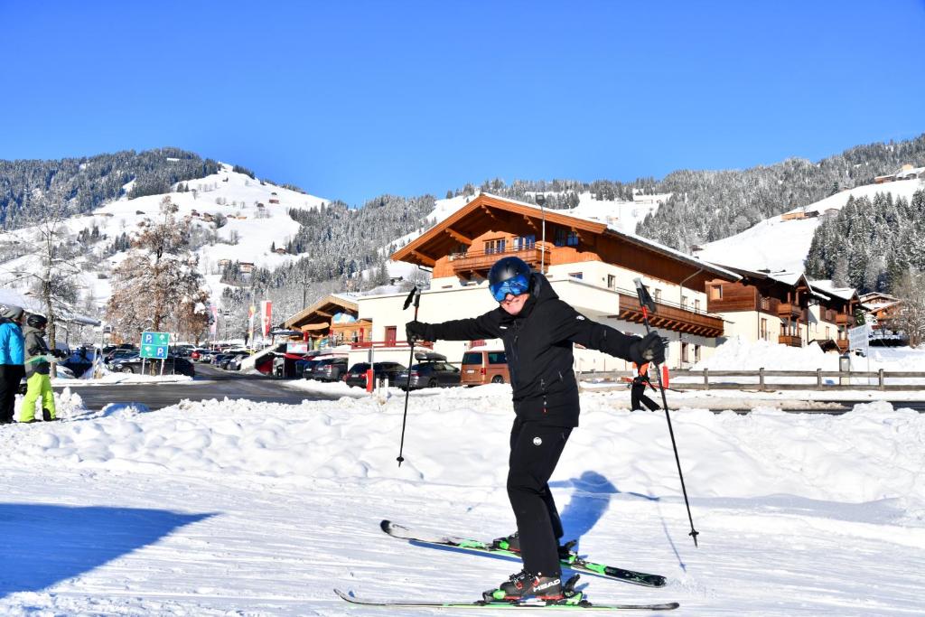 布利克森塔勒Appartements neben der Gondelbahn - Haus Süd的站在雪地里的人