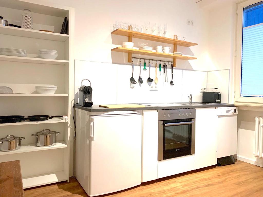 科隆Apartment in Köln / Cologne mit allem drum und dran的一间带炉灶和洗碗机的厨房