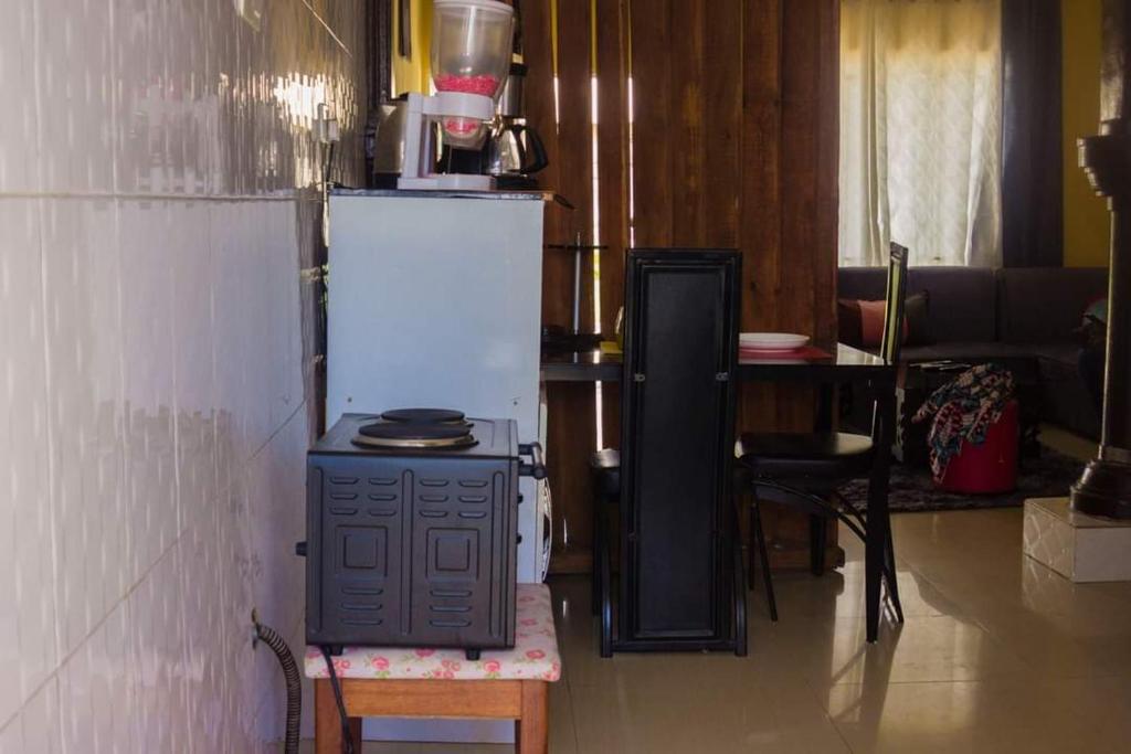 恩多拉Itawa Apartments的厨房配有炉灶、冰箱和桌子