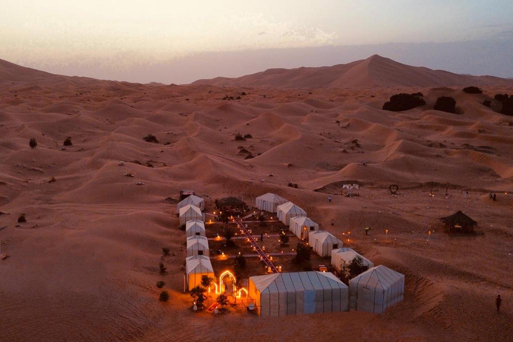 梅尔祖卡Sahara Dream luxury Camp的沙漠空中景色,沙中设有帐篷