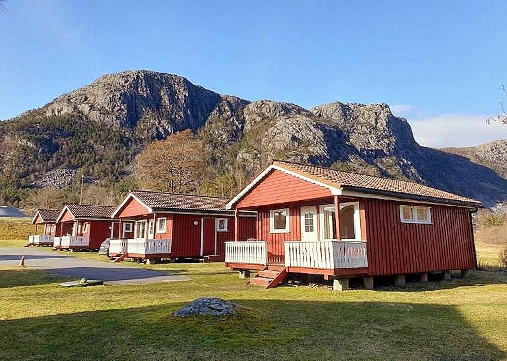 Bjørheimsbygda瓦斯内露营酒店的山前的一排房子
