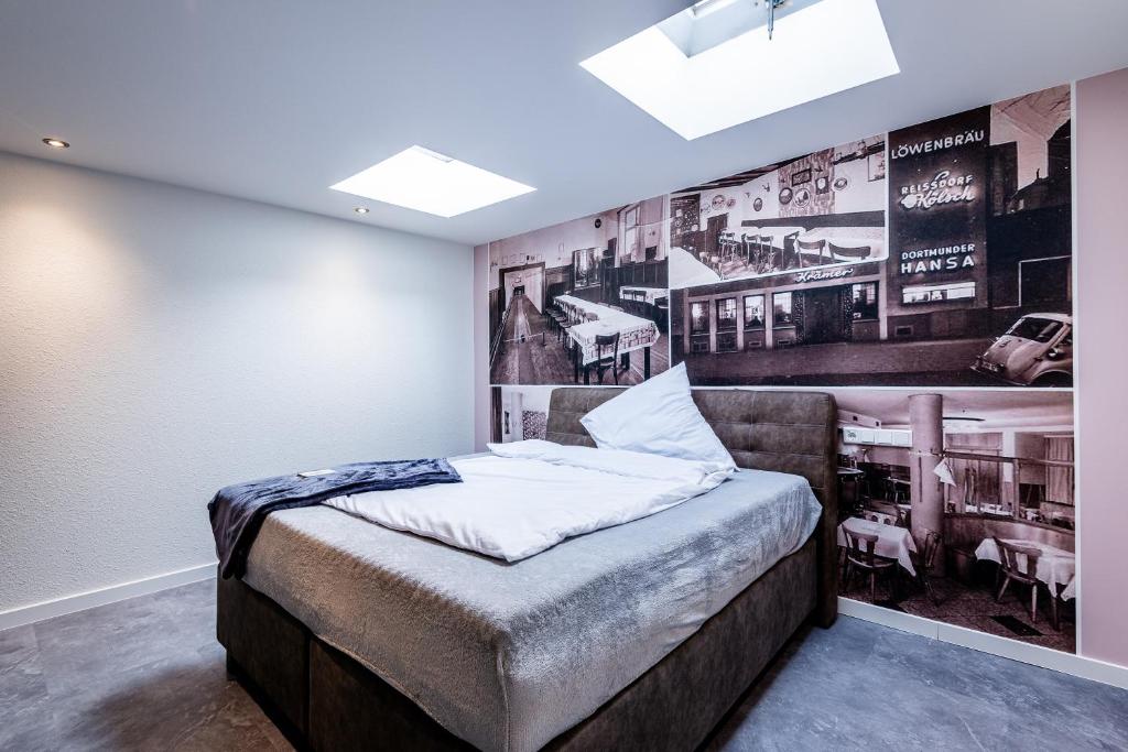 科隆Wohnen im ehemaligen Schießstand的卧室配有一张壁挂式海报的床