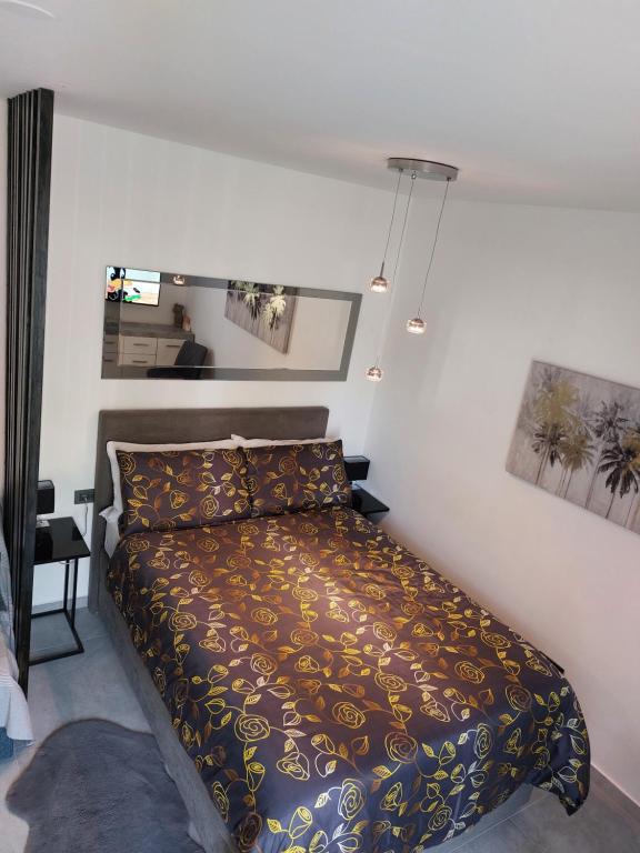 乌马格Stefan 1的一间卧室配有一张带棕色毯子的床