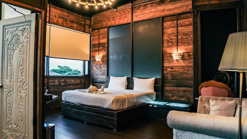 邦帕利勒塔纳酒店的一间卧室配有一张床和一个沙发