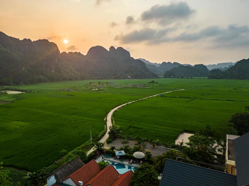 宁平Tam Coc Minh Hung Homestay的享有山谷的空中景色,以山脉为背景