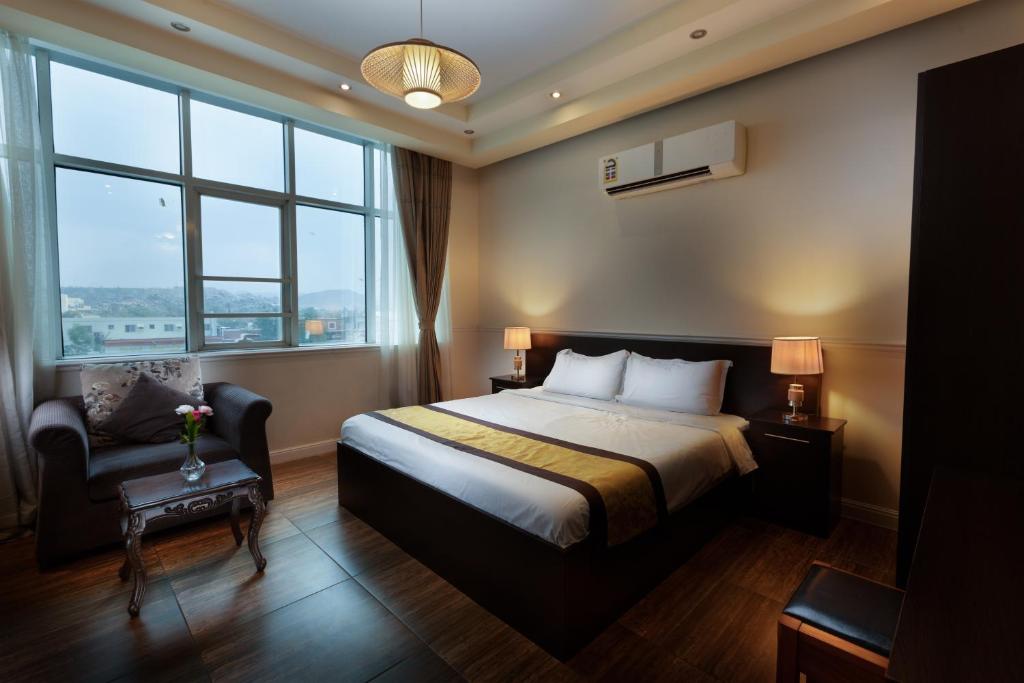 塔伊夫Hotel Gardens view的配有一张床和一把椅子的酒店客房