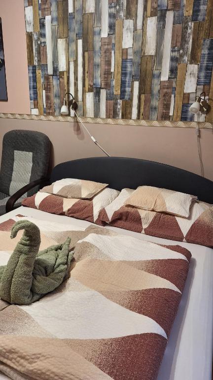 豪伊杜索博斯洛Margit Apartman的两张彼此相邻的床