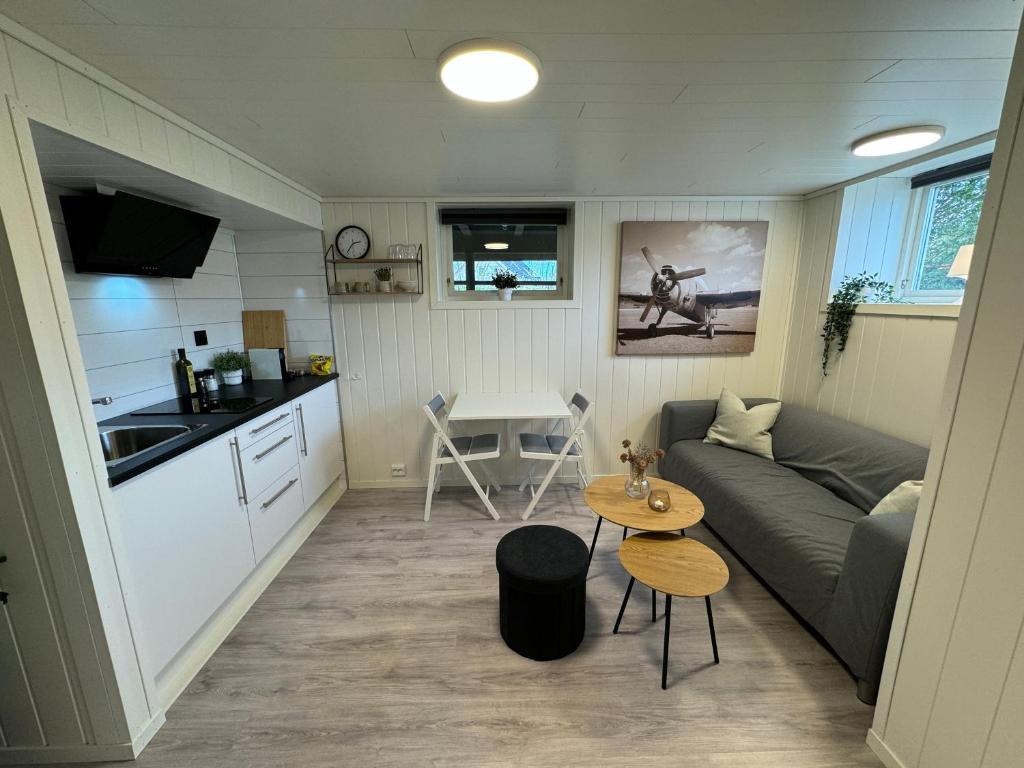 约尔珀兰Mini apartment in centre of Jørpeland的带沙发和桌子的小客厅