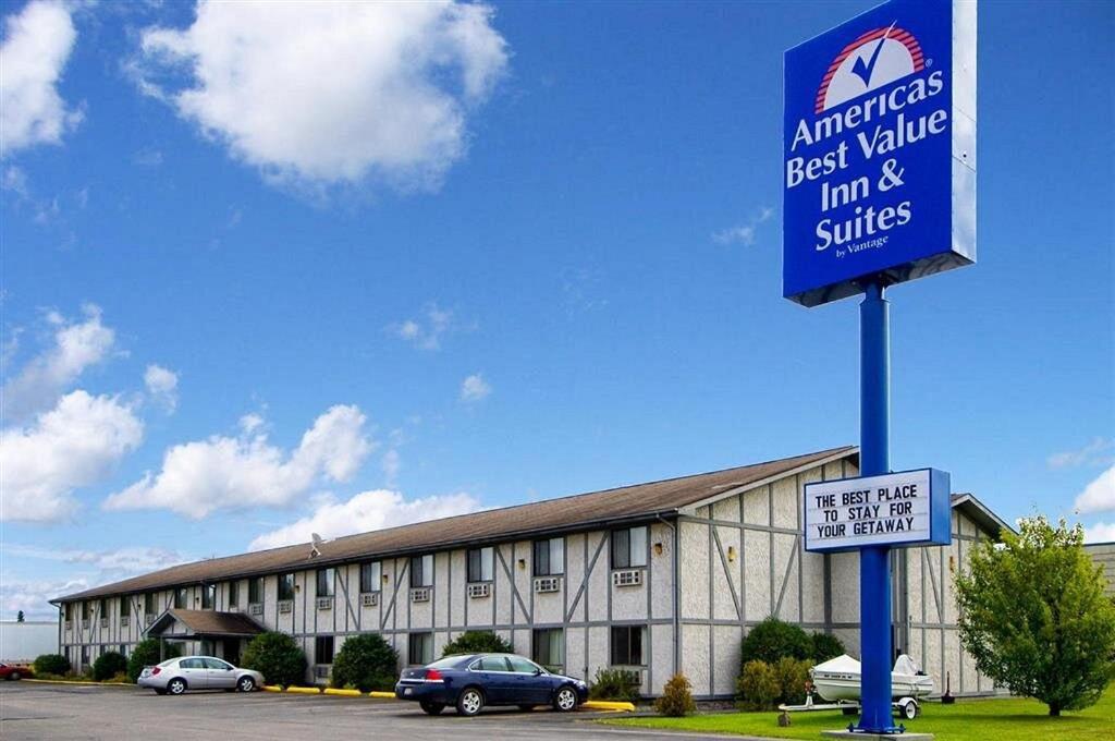 国际瀑布城America's Best Value Inn & Suites International Falls的大楼前最超值的旅馆和套房