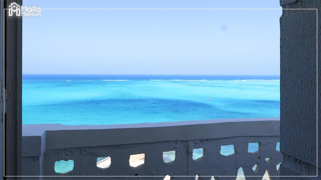 马特鲁港Halla Matrouh Sea View的阳台享有海景。