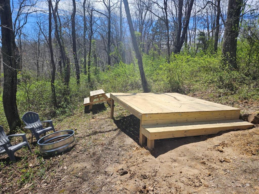 洛根Black Oak Campsite at Hocking Vacations Campsites - Tent not Included的木头野餐桌和两把椅子