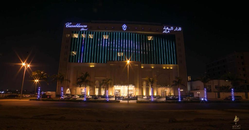 吉达卡萨布兰卡格兰德酒店的一座大建筑,晚上有蓝色的灯光
