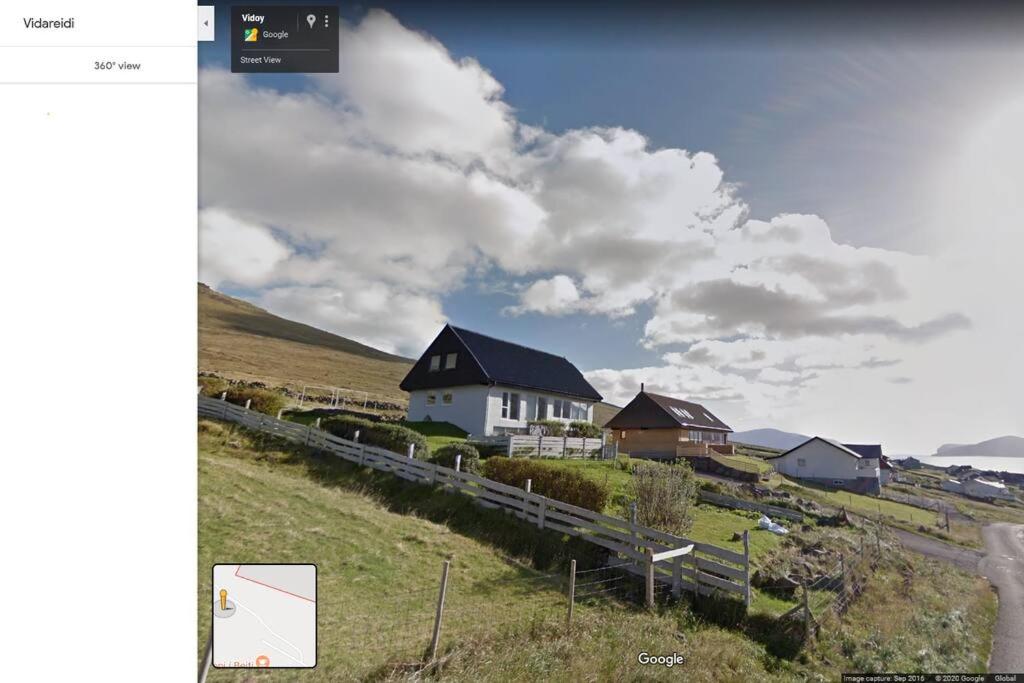 ViðareiðiApartment with a panoramic view的山边的房子,房子