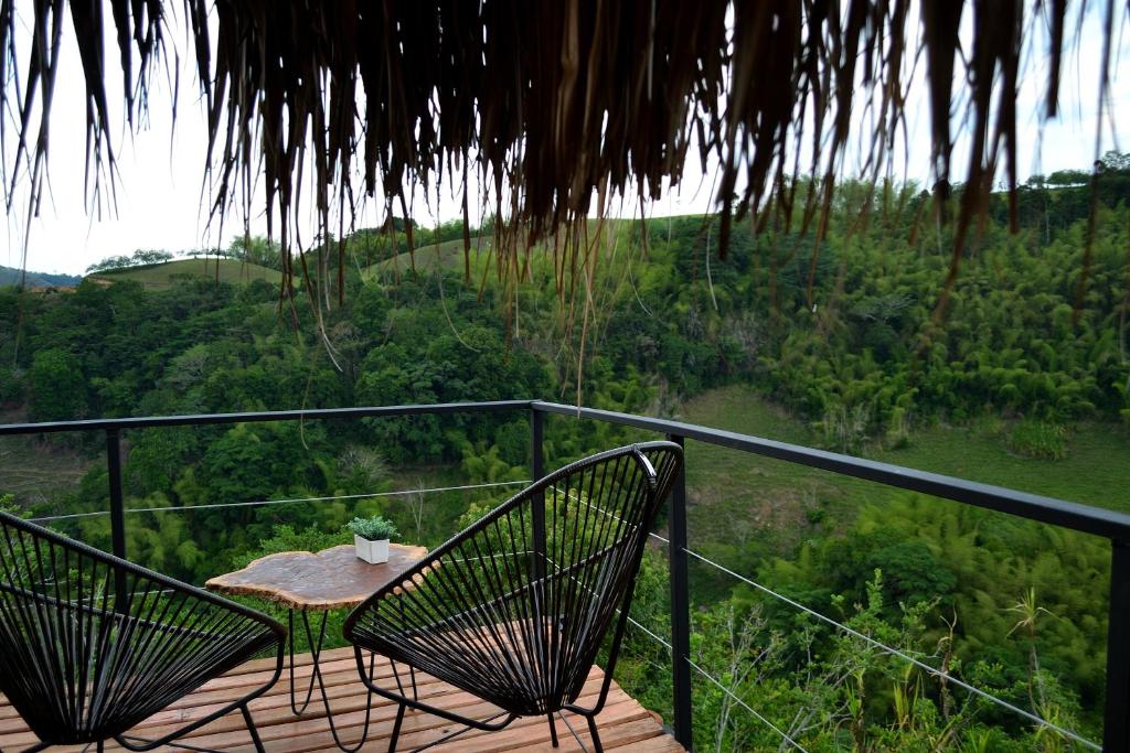 金巴亚Encanto Toscano的观景甲板上的桌椅