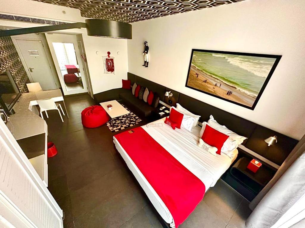 贝鲁特思玛维尔酒店的一间卧室配有一张带红色枕头的大床