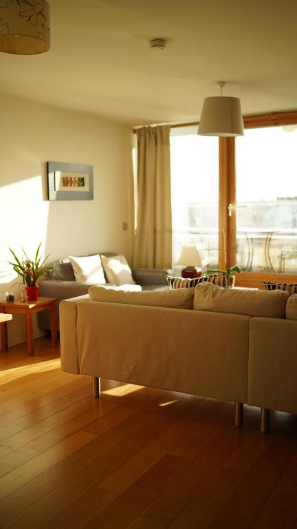 都柏林The Fitz Apartment的客厅配有两张沙发和一张沙发