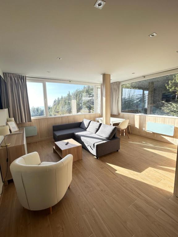 塞拉内华达Primavera Premium Sierra Nevada 4的客厅配有沙发和椅子