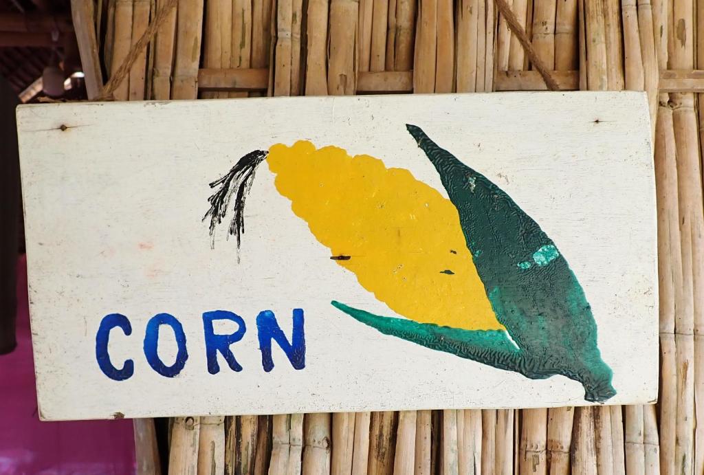 OBT -The Corn Bungalow的竹墙上写着玉米的标语
