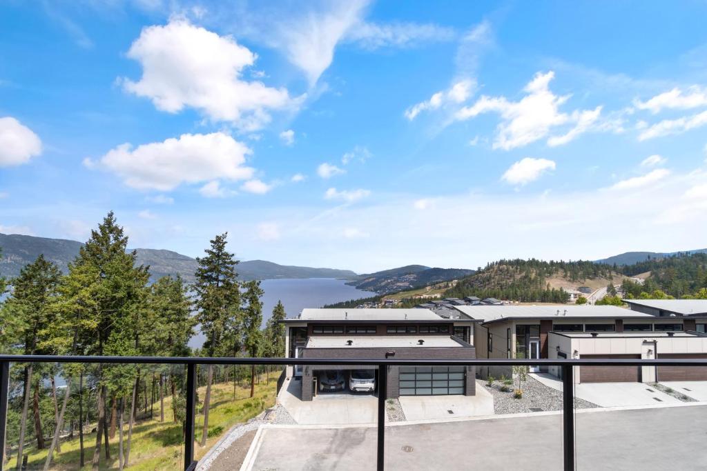 基洛纳Luxury Home with Amazing Lake Okanagan Views的阳台享有美景。