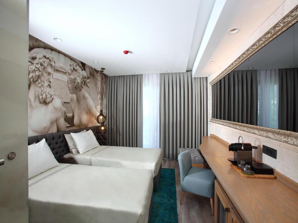 博德鲁姆伊斯科森姆博德鲁姆码头酒店的酒店客房配有两张床和一张书桌