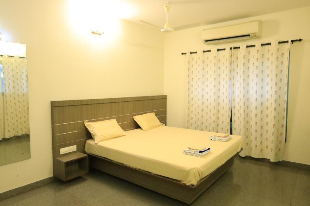 Transit Nest - Homely stay Near Madurai Airport客房内的一张或多张床位