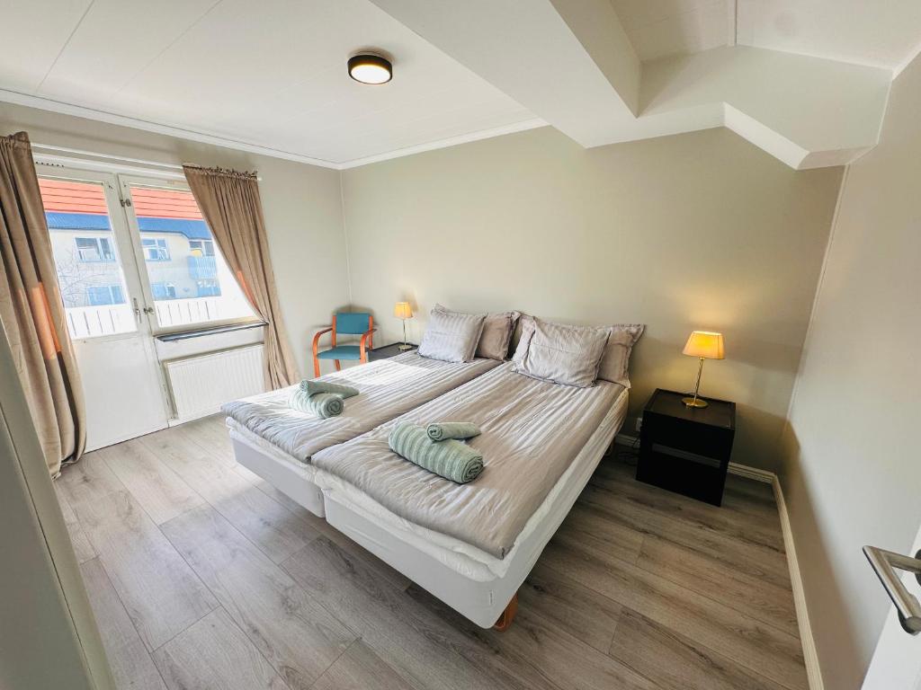诺尔雪平Nyrenoverat 2-våningshus的一间卧室设有一张大床和一个窗户。