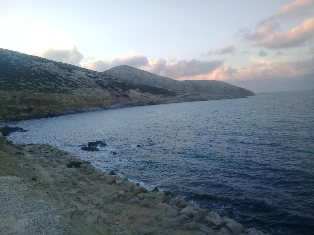 比塞大les grottes de bizerte的山水的背景