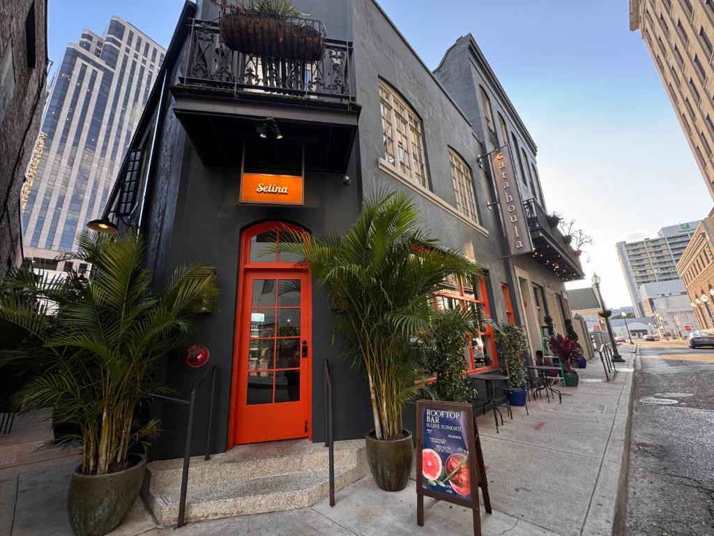 新奥尔良Selina Catahoula New Orleans的街上有红色门的黑色建筑
