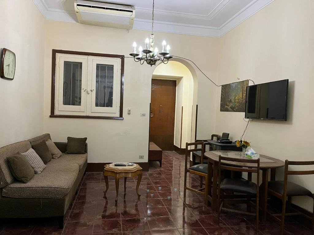 开罗Beautiful apartment in the heart of cairo的客厅配有沙发和桌子