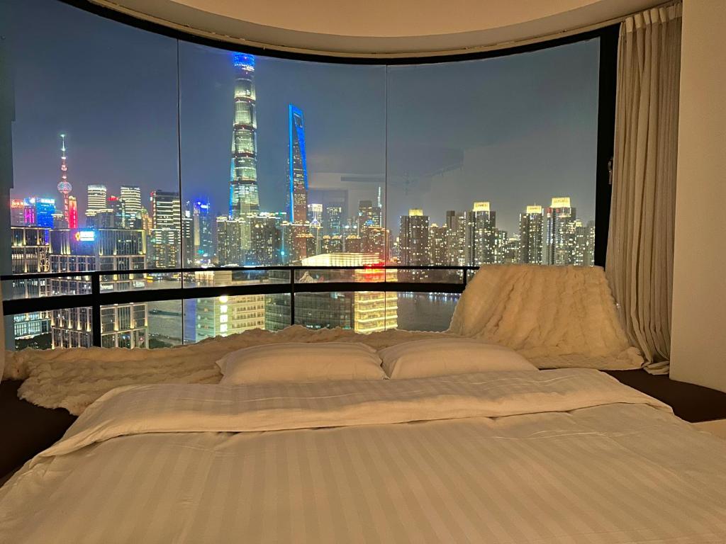 上海ZHome-外滩绝美景观一线江景四卧公寓的卧室设有大窗户,享有城市美景