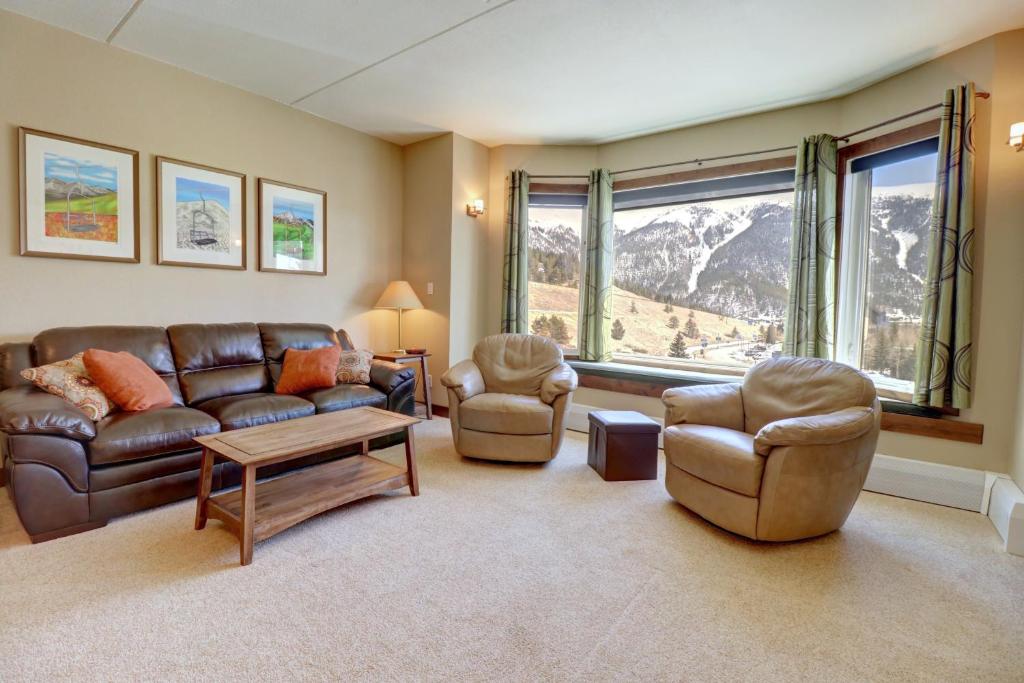 铜山TL411 Telemark Lodge studio的带沙发、椅子和桌子的客厅