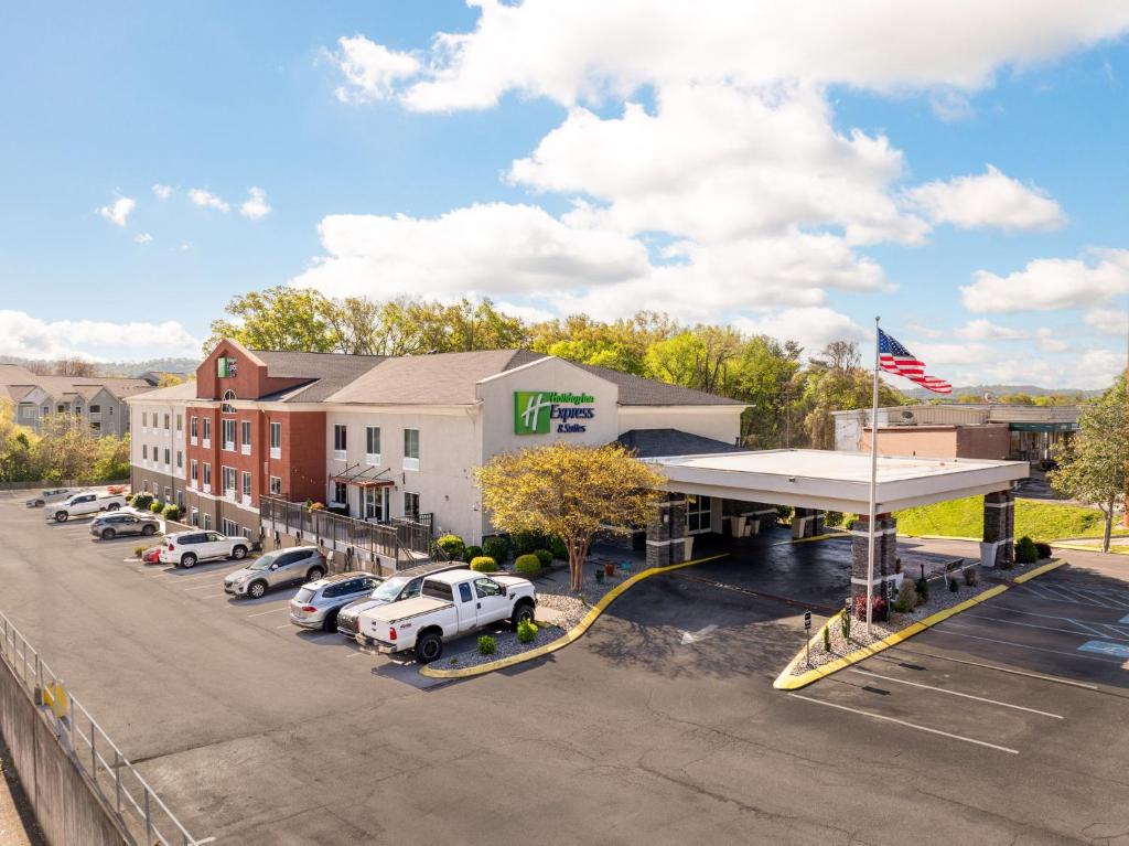 HixsonHoliday Inn Express & Suites Chattanooga-Hixson, an IHG Hotel的停车场内停放车辆的酒店空中景观