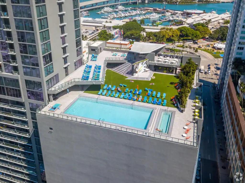 迈阿密Luxury Waterfront Residences - near Kaseya Center的建筑物屋顶游泳池的顶部景观
