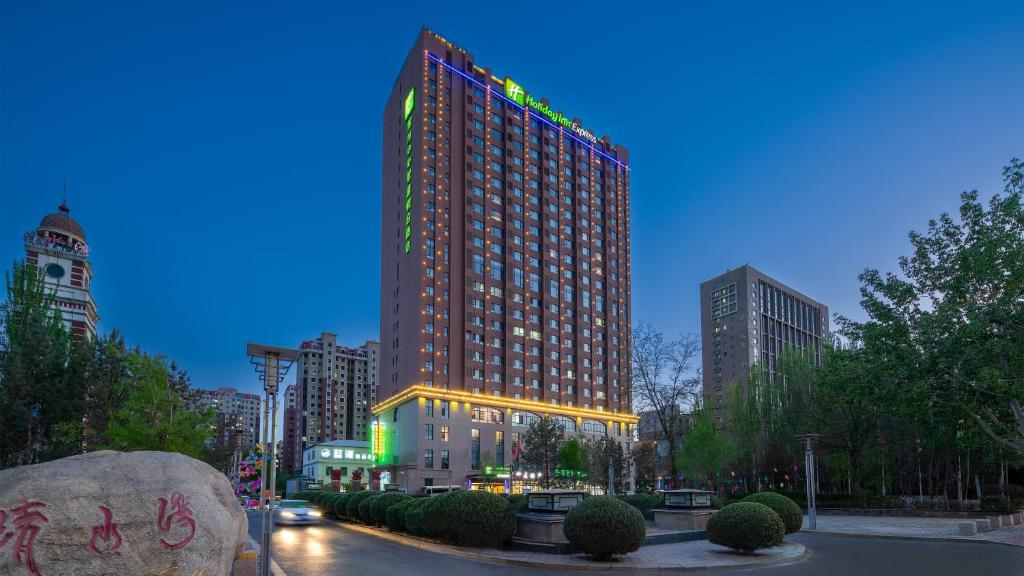 银川银川中心智选假日酒店的一座高大的建筑,城市里灯火通明