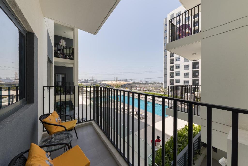 迪拜Comfortable 2bd Apartment Next To Metro & Mall的享有游泳池景色的公寓阳台