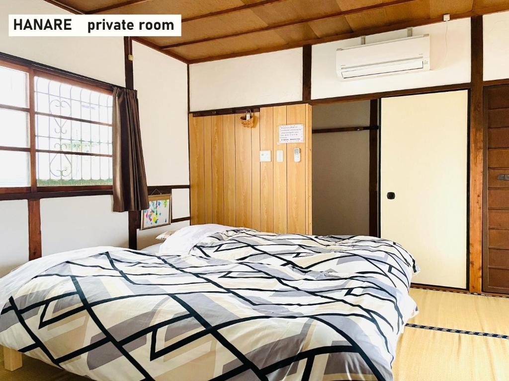 东大阪市TAKIO Guesthouse - Vacation STAY 12218v的卧室配有一张床