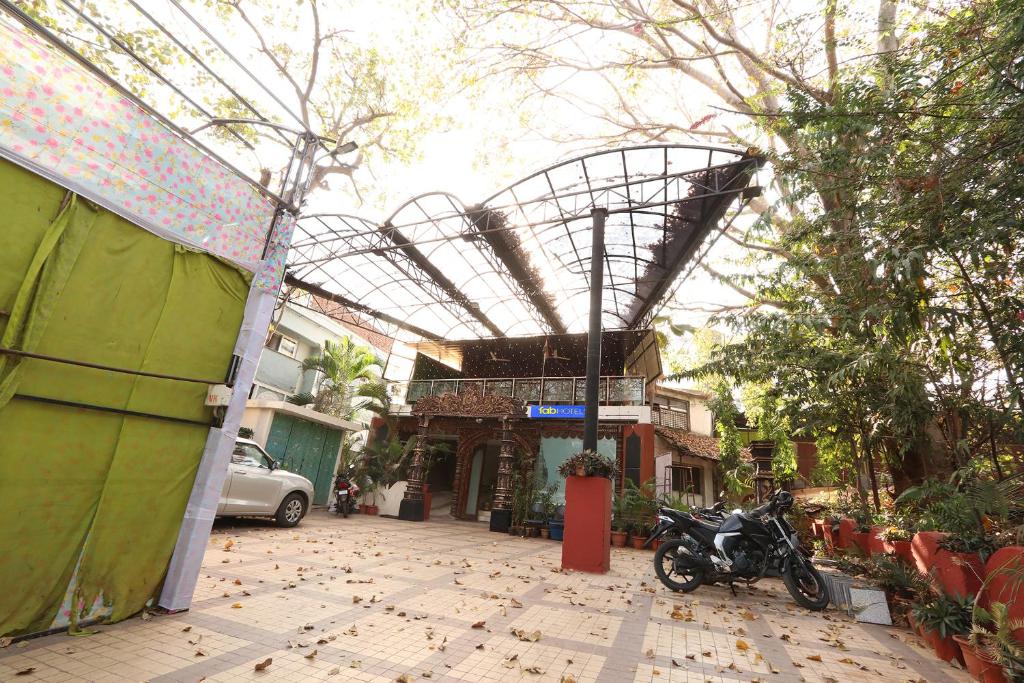 海得拉巴FabHotel Maruthi Residency的停在街上的带摩托车的建筑