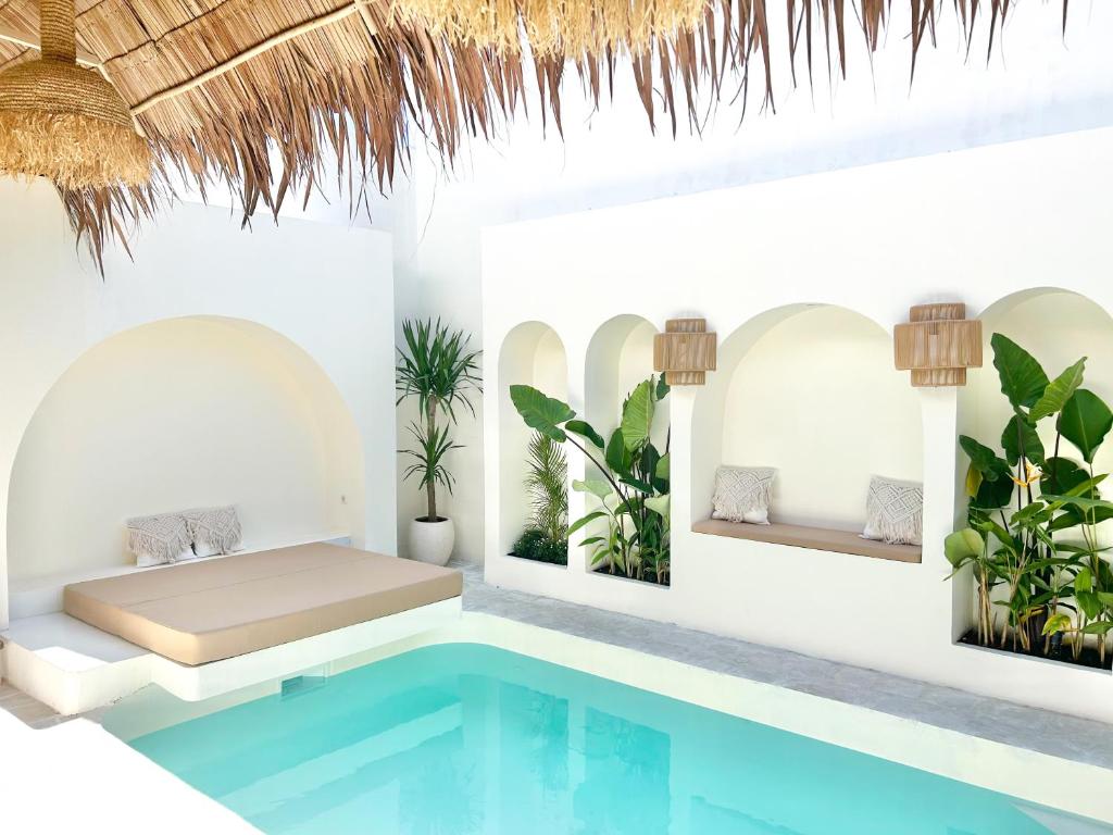JetisTujuan Jogja Villas With Private Pool的一间卧室设有一张床和一个游泳池