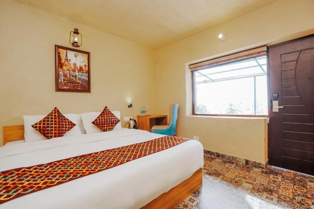 西姆拉Green Valley Resort Mashobra By AN Hotels的一间卧室设有一张大床和一个窗户。