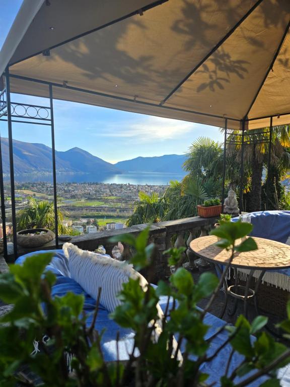 洛迦诺奥兰达膳宿公寓酒店的山景庭院设有桌子。