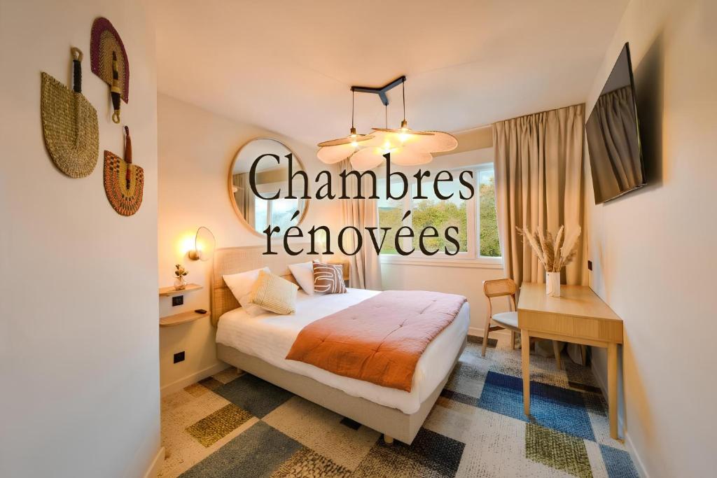 拉查佩里圣鲁Hotel Classe Troyes - La Chapelle Saint Luc的配有一张床和一张书桌的酒店客房