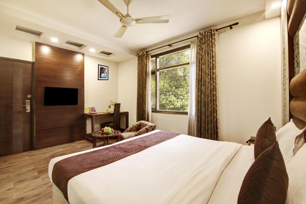 新德里Hotel Good Times Near Metro的酒店客房设有床和窗户。
