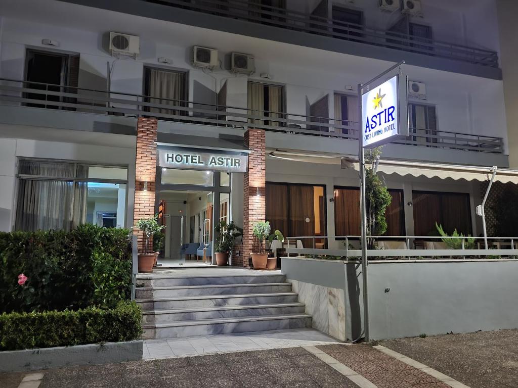 Áyios KonstandínosASTIR COSY LIVING HOTEL的大楼前的酒店代理标志