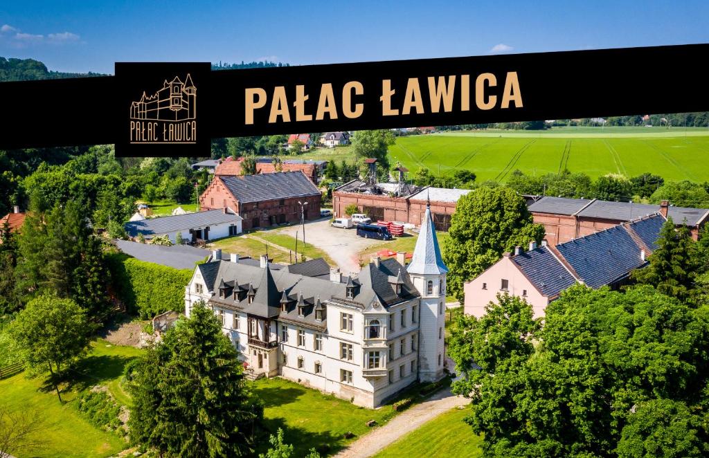 克沃兹科Pałac Ławica的豪宅的空中景观,带有读过pasabase草坪的标志