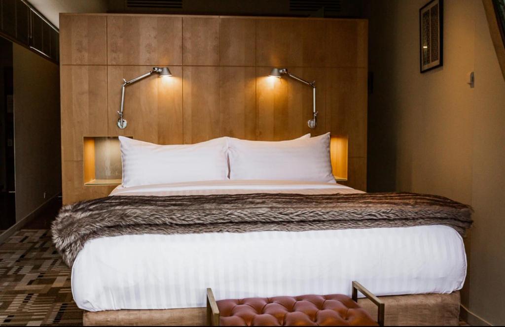 霍巴特Islington Hobart - Wellington Suite - Australia的一间卧室配有一张大床,上面有两盏灯