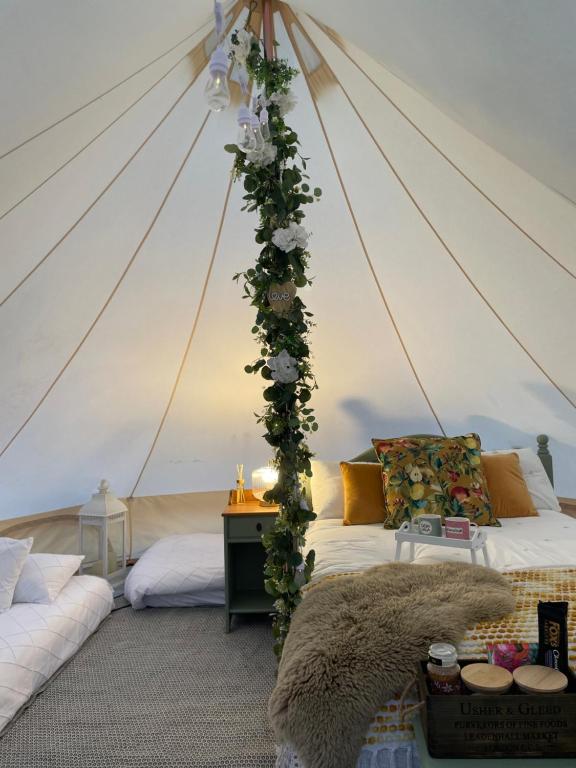 哈肯Top pen y parc farm bell tent的一间有花束的帐篷的房间