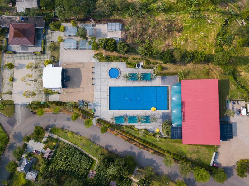 PasirkudaPelangi Park Hotel & Resort的享有带游泳池的房屋的空中景致