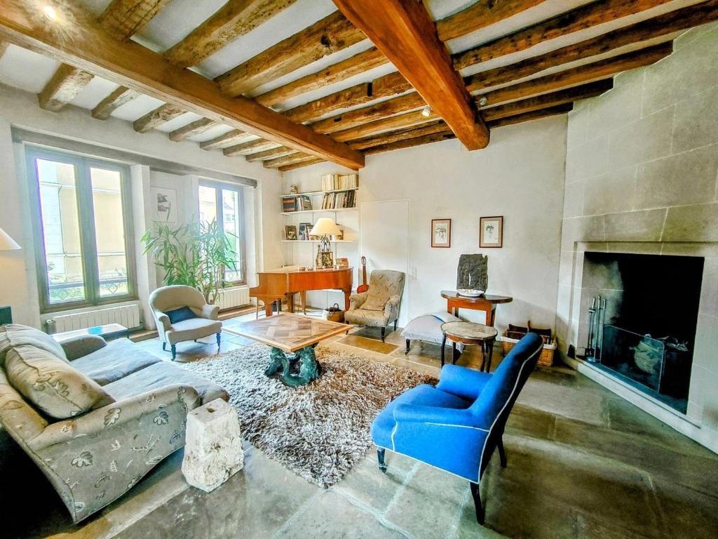欧塞尔Home - Visitandines - Séjour à Auxerre的带沙发和壁炉的客厅