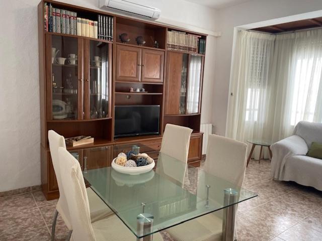 莱斯卡瑟斯-达尔卡纳Casa Gloria 2的客厅配有玻璃桌和椅子