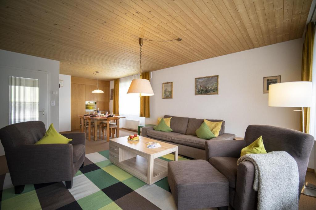 施库尔Feriensiedlung Trü 18的客厅配有沙发和桌子